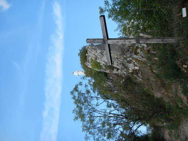 Madone de Mirebel, en direction des ruines du chateau