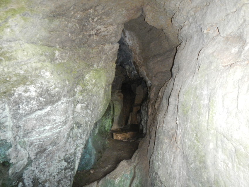 Grotte de Jocelyn à Bussières (71). Bel esprit de la nature sur le lieu...(peut être même sur la photo ;) )