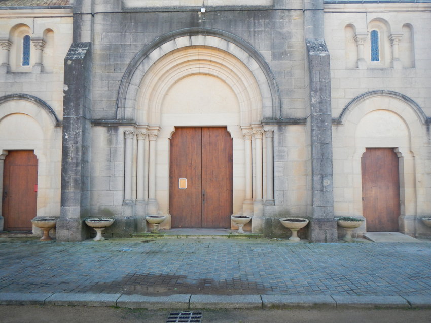 Même (style) d'énergie que devant l'église de Louhans, sur la photo c'est une autre église (Jean-Pierre devrait la reconnaître ;)